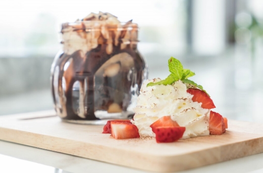 Mulheres ensinando a como fazer bolos no pote para vender